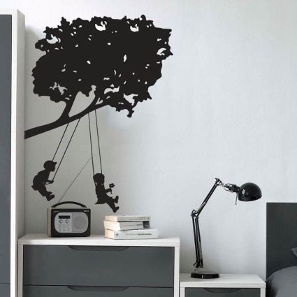 Børn Gynger Under Træ - Wallsticker